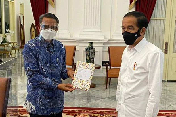 Gubernur Serahkan Langsung Buku Karya Anak Sulsel ke Presiden Jokowi