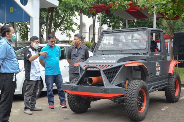 Itenas Bandung Pamerkan Mobil Listrik Tempur untuk Pertahanan Militer