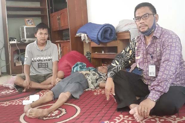 Remaja di Tangerang Sendirian Merawat Tiga Kakak yang Lumpuh
