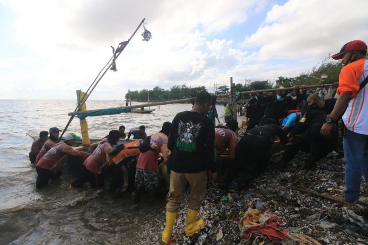 Dihantam Gelombang Tinggi, Puluhan Perahu Nelayan Tenggelam