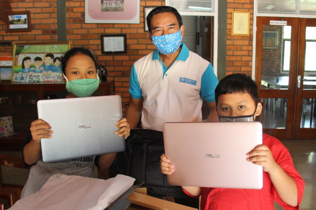 MPMX Salurkan Bantuan Perlengkapan Belajar Online di 3 Kota
