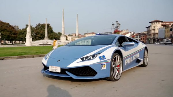 Ini Cara Mulia Polisi Italia Unjuk Kekuatan Mobil Polisi Lamborghini Milik Mereka