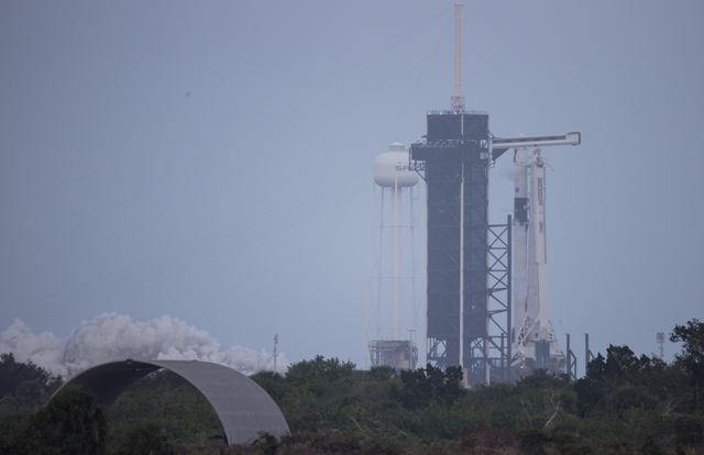 NASA Tunda Penerbangan Milestone SpaceX Hingga Minggu Karena Cuaca Buruk