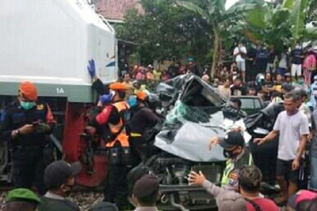 Terjepit Bodi Mobil, Sopir yang Ditabrak KA Penataran Blitar-Surabaya Tewas
