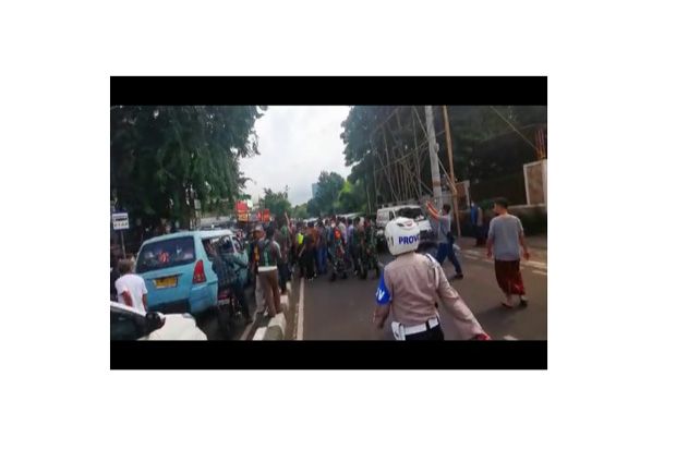 TNI-Polri Copot Spanduk Habib Rizieq di Petamburan, Laskar FPI: Woi Mau Ngapain Itu?