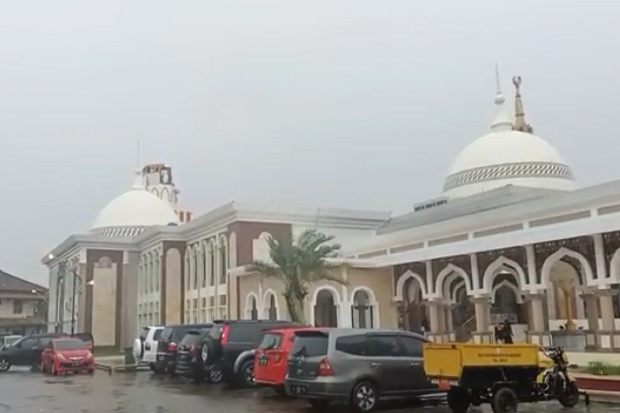 Kubah Menara Masjid Islamic Center Indramayu Runtuh Diterjang Angin Kencang