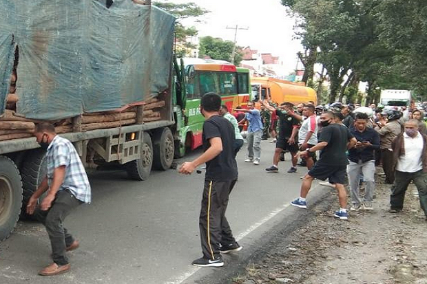 7 Terluka, Fuso Laga Kambing dengan Bus Pariwisata di Jalinsum Pematangsiantar-Perdagangan