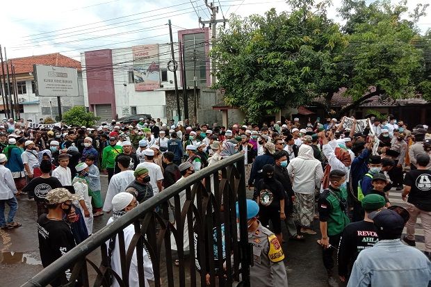 Massa Pendukung Habib Rizieq Kepung Polres Purwakarta, Lumpuhkan Jalan Nasional