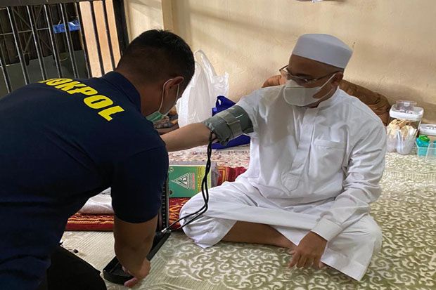 Polisi Cek Seluruh Makanan yang Dikirim Keluarga untuk Habib Rizieq