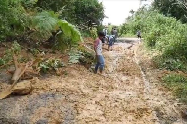 Ribuan Warga di 3 Desa Kabupaten Pinrang Terisolasi Karena Tanah Ambles