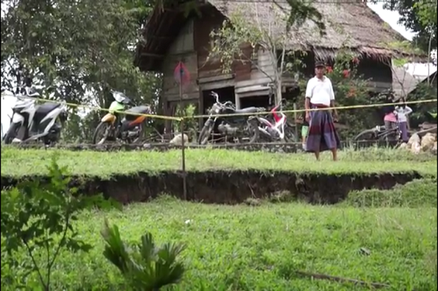 Warga Aceh Besar Gempar, Tanah Gerak Munculkan Rekahan Besar Ancam 14 Rumah