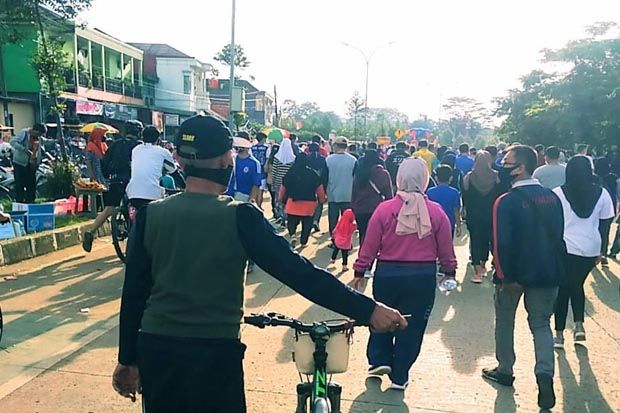 PPKM Bogor, Akhir Pekan Kawasan Stadion Pakansari Tetap Dipadati Masyarakat