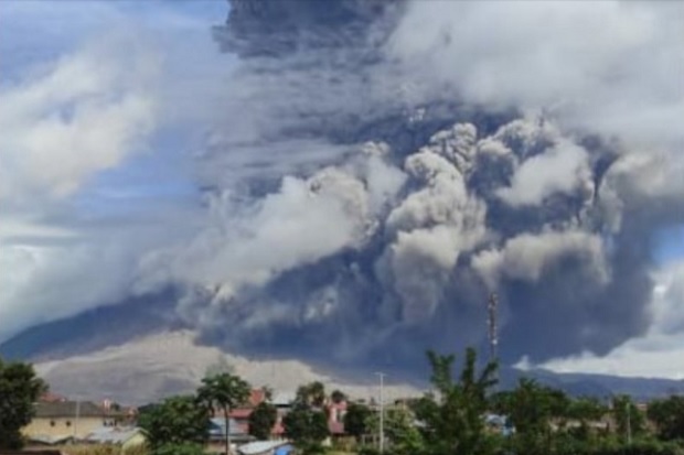 Gunung Sinabung Erupsi Semburkan Debu Vulkanik Setinggi 500 meter