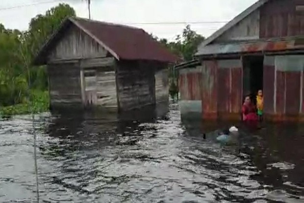 Salut, Prajurit Kopaska Berenang Salurkan Bantuan ke Daerah Terisolir di Kalsel