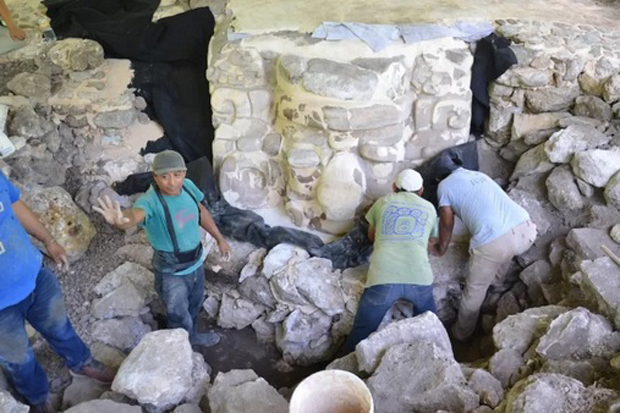 Topeng Suku Maya Ukuran Raksasa Ditemukan di Meksiko
