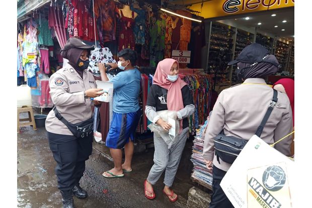 Sambangi Pasar Jatinegara, Panglima TNI dan Kapolri Berikan 10 Ribu Masker