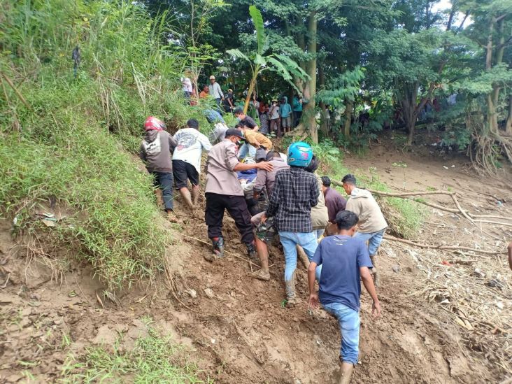 Cirebon Geger, 2 Mayat Diduga Korban Tawuran Genk Motor Mengapung di Sungai Cisanggarung