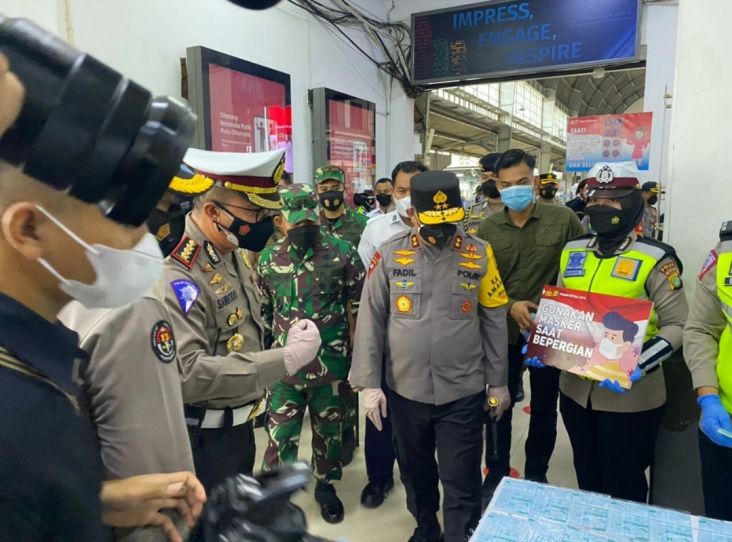 Sasar Stasiun KA Jabodetabek, Polda Metro Jaya Gencarkan Pembagian Masker Gratis