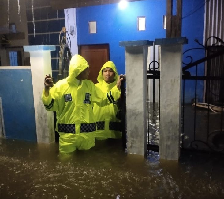 Personel Polsek Sentani Evakuasi Korban Banjir di Perumahan BTN Gajah Mada