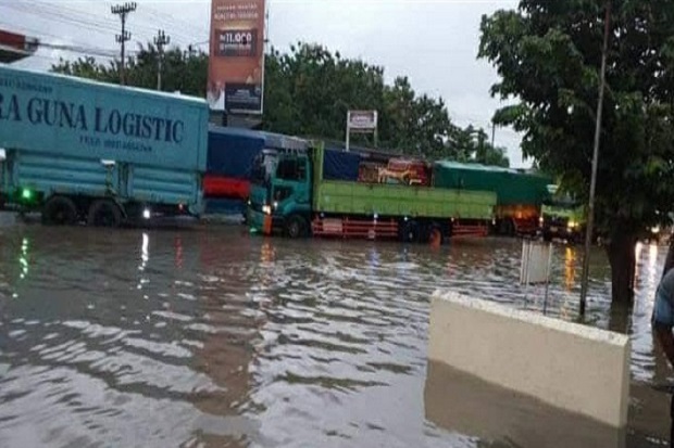 Jalur Semarang - Kendal Macet Total Akibat Banjir