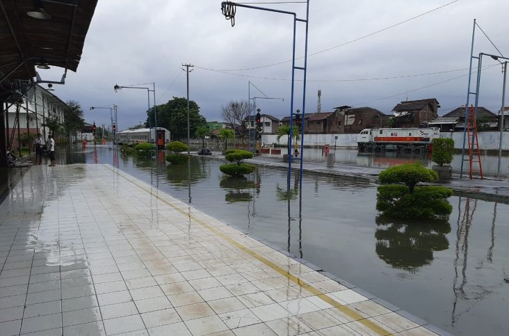 Jalur Koridor Batang - Semarang Banjir, Perjalanan Sejumlah KA Terganggu