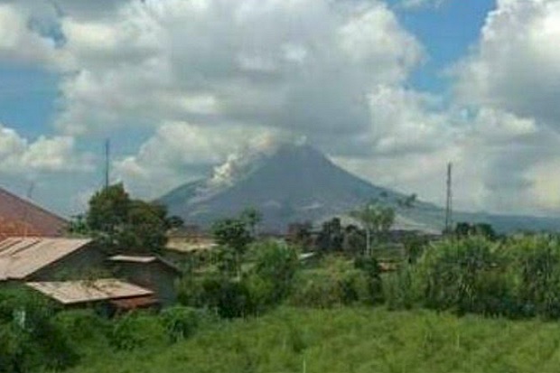 Gunung Sinabung Erupsi, Semburkan Awan Panas Sejauh 2,5 Km ke Arah Selatan
