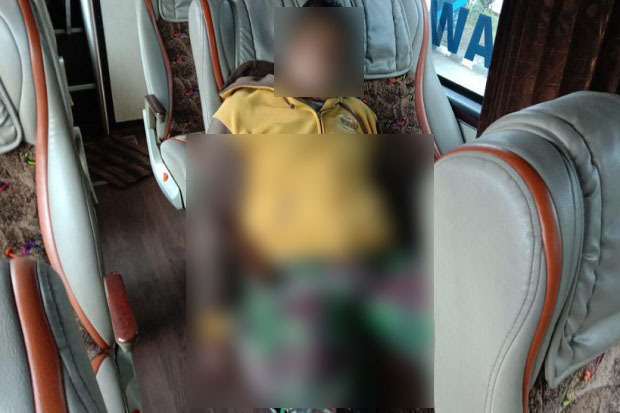 Gempar, Pria Bercelana Loreng Tewas Terduduk di Bangku Bus Eksekutif