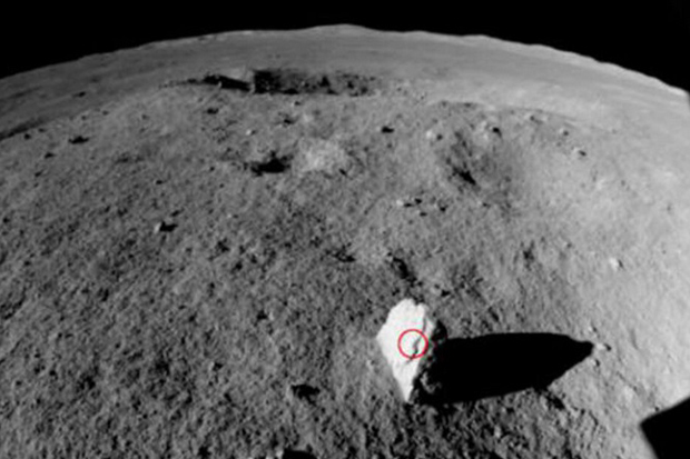 Wahana Penjelajah China Yutu 2 Menemukan Batu Aneh di Permukaan Bulan