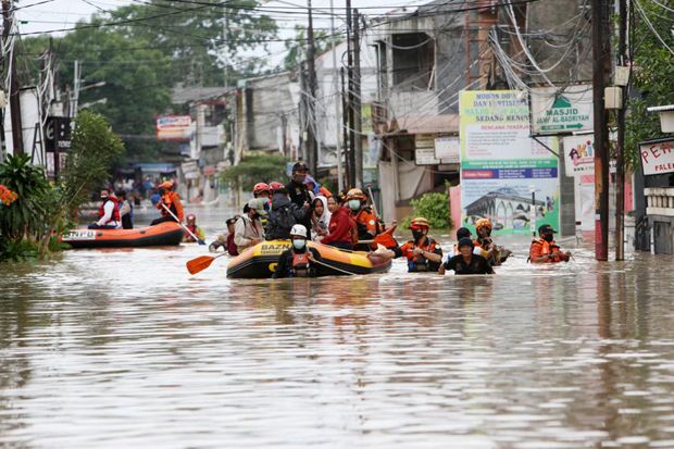 Banjir Bekasi Rendam 11 Kecamatan, 2 Orang Bocah Tewas