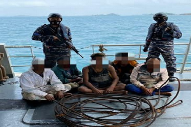 Patroli Laut KRI Siwar Tangkap 5 Pencuri dengan 2 Speedboat