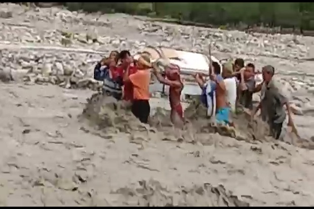 TTS Gempar, Belasan Warga Diterjang Banjir Bandang Saat Gotong Jenazah
