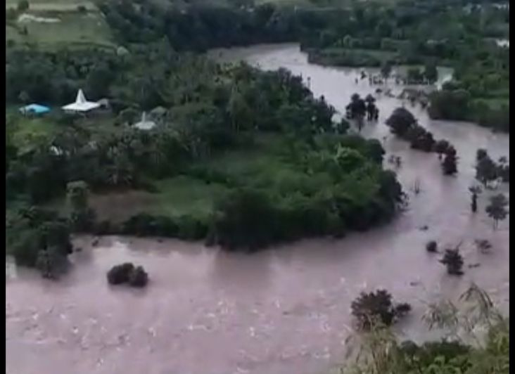 Banjir Hanyutkan Jembatan di Kahaungu Eti Sumba Timur