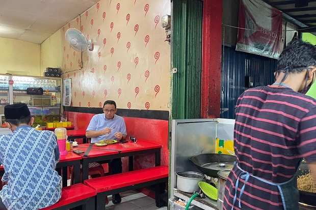 Makan Mie Aceh di Warung Pinggir Jalan, Anies Temukan Anak Muda Tangguh, Ulet, dan Ceria