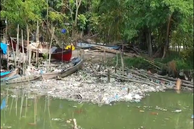 Lagi, Sampah di Sungai Berdera Gemparkan Warga Medan dan Ganggu Nelayan