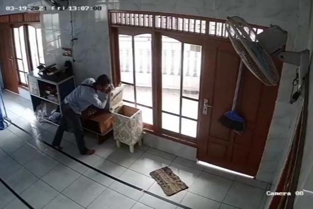 Viral, Seorang Pria Membobol Kotak Amal Terekam CCTV