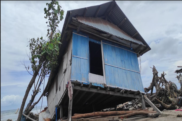 Rumah Ambruk Dihantam Gelombang, Warga Terpaksa Mengungsi