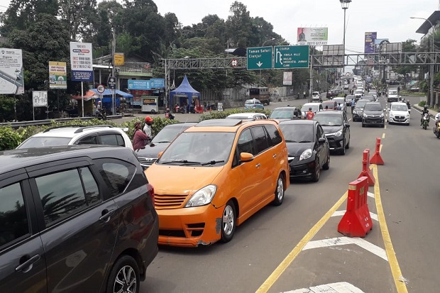 Arus Balik Libur Paskah di Jalur Puncak Macet Parah, Polisi Berlakukan Oneway