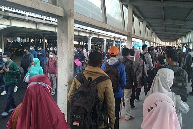 Ngeri, Penampakan Antrean di Stasiun Bogor Pagi Ini, Bikin Penumpang Pasrah