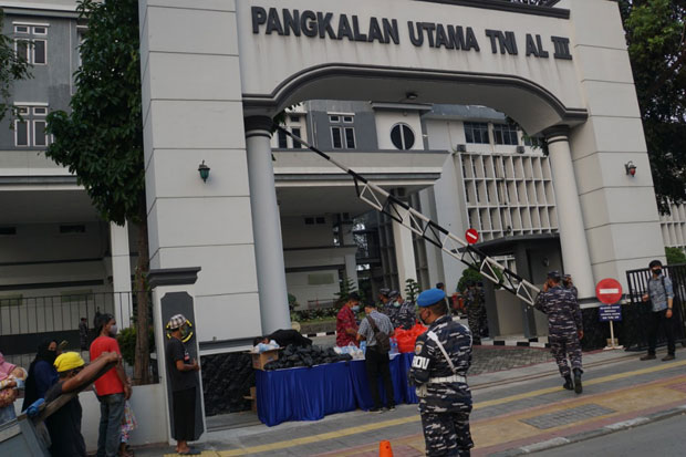 Lantamal III Jakarta Bagikan Ratusan Makanan Siap Saji untuk Warga Pademangan