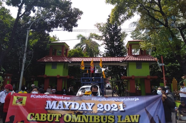 Peringati May Day, Massa Buruh Geruduk Kantor Wali Kota Bekasi