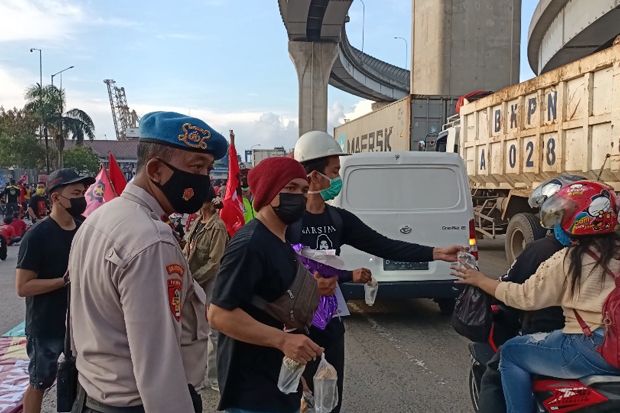 Aksi May Day, Buruh Tanjung Priok Bagi-bagi Takjil ke Pengguna Jalan
