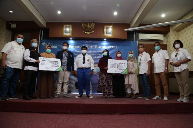 May Day, BPJamsostek Surabaya Tanjung Perak Serahkan Bantuan Beasiswa Pada Ahli Waris Peserta
