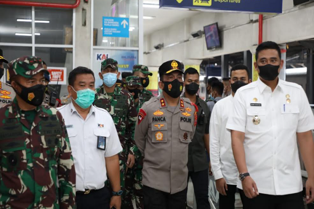 Kapoldasu, Pangdam I/BB dan Wali Kota Medan Tinjau Penerapan Prokes di Stasiun Kereta Api