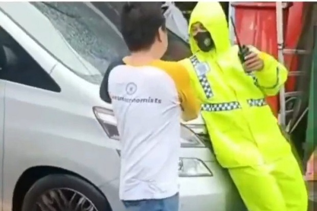 Mobil Mewah Sengaja Ditabrakkan ke Polantas, Pelakunya Diduga Anggota DPRD