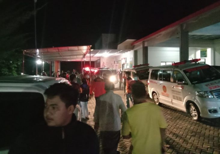 Karanganyar Gempar! Puluhan Warga Keracunan Takjil, 17 Ambulance Hilir Mudik Evakuasi Warga