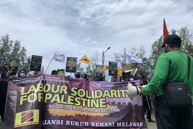 Kepung DPRD Kabupaten Bekasi, Buruh Minta Dukungan Hentikan Serangan Israel ke Palestina
