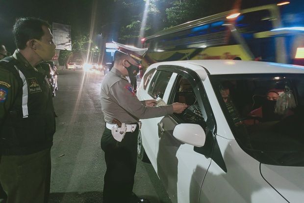 Tak Ada yang Lolos, Kendaraan dari Kuningan ke Cirebon Diberhentikan Petugas