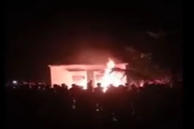 Kesal Aksi Begal Banyak Terjadi, Mapolsek Candipuro Lampung Dibakar Massa