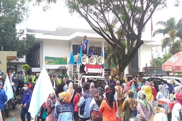Gugatan Ditolak, Ratusan Buruh Berdemo di Pengadilan Hubungan Industrial Bandung