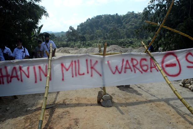 Tolak Dilintasi Truk Pengangkut Batu, Warga Tutup Jalan di Pringsewu